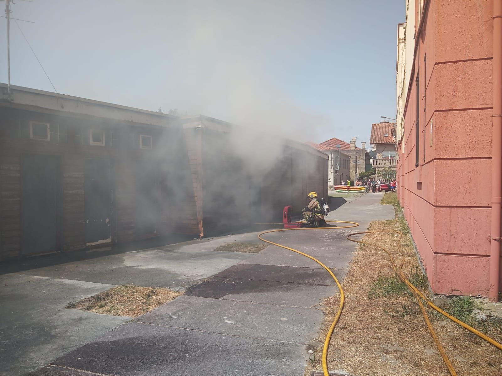 Se declara un incendio en la canguesa playa de Rodeira