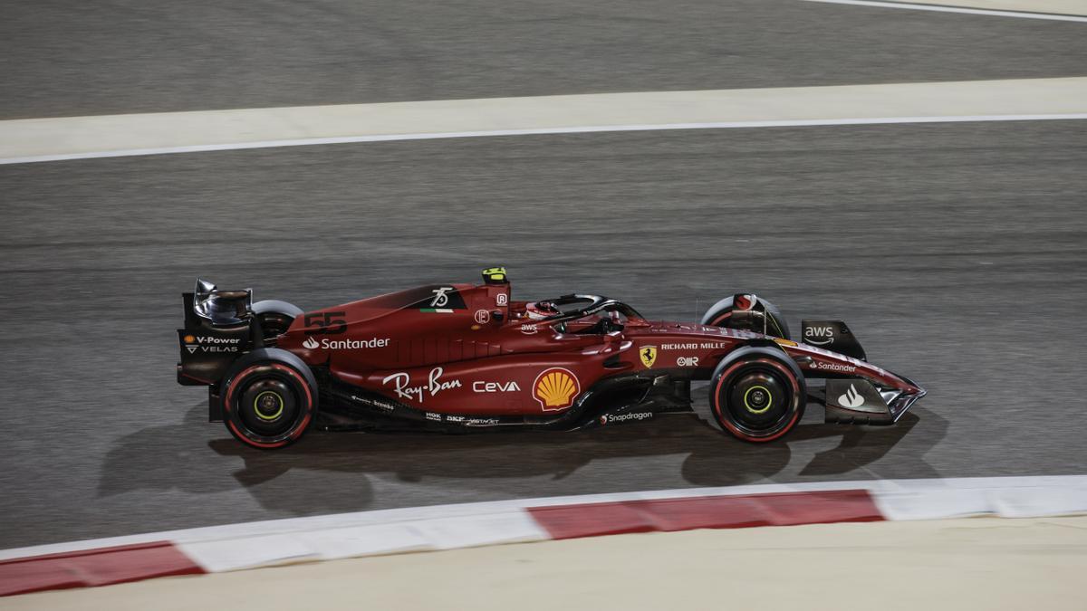 Carlos Sainz, a los mandos del Ferrari en Bahrein.