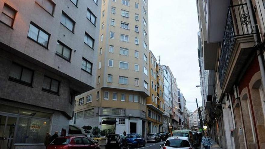 Calle Orillamar, en Monte Alto, donde existen edificios que se quedarán fuera de ordenación tras la entrada en vigor                             del futuro plan general. / víctor echave