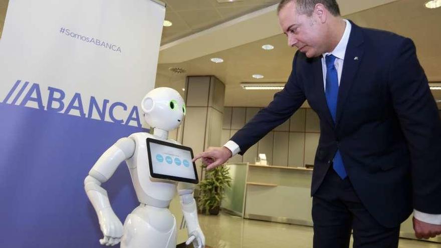 Una entidad bancaria de León incorpora el primer robot para labores comerciales