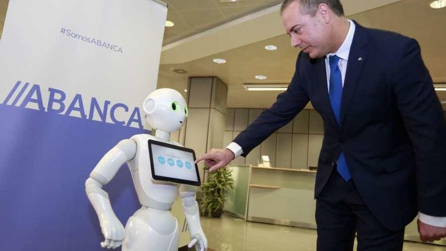 El director Marcos Lamas acompaña al nuevo robot.