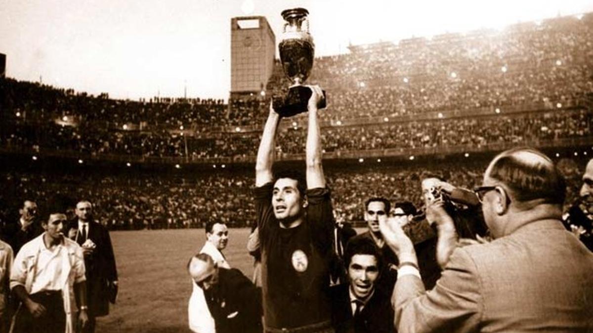 Ferran Olivella, capitán de la selección española, con la Eurocopa ganada en 1964