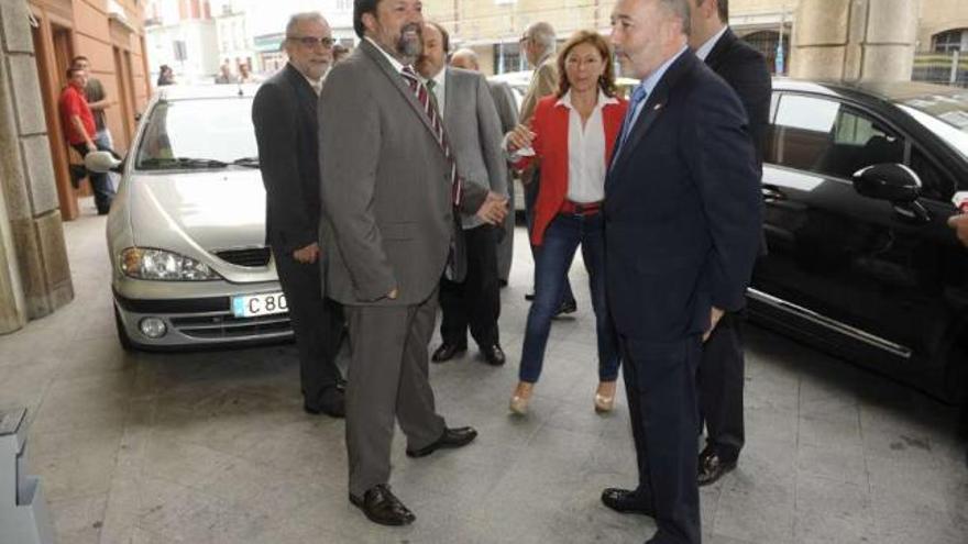 Caamaño junto a Javier Losada y Mar Barcón, a su llegada ayer al hotel Finisterre de A Coruña. / c. pardellas