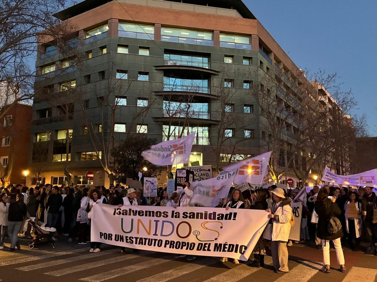 El inicio de la manifestación de los médicos este jueves frente a la Conselleria de Sanidad.