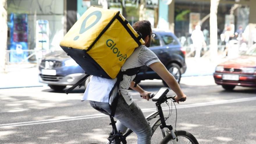 Mor un repartidor de Glovo atropellat per un camió d&#039;escombraries a Barcelona