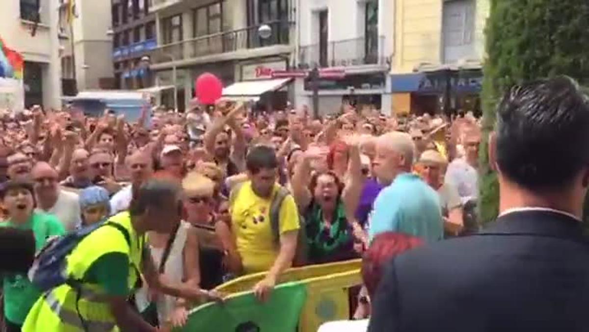 Xavier García Albiol ha saludat els seus seguidors des del balcó de l’Ajuntament de Badalona en el dia en què ha deixat l’alcaldia.