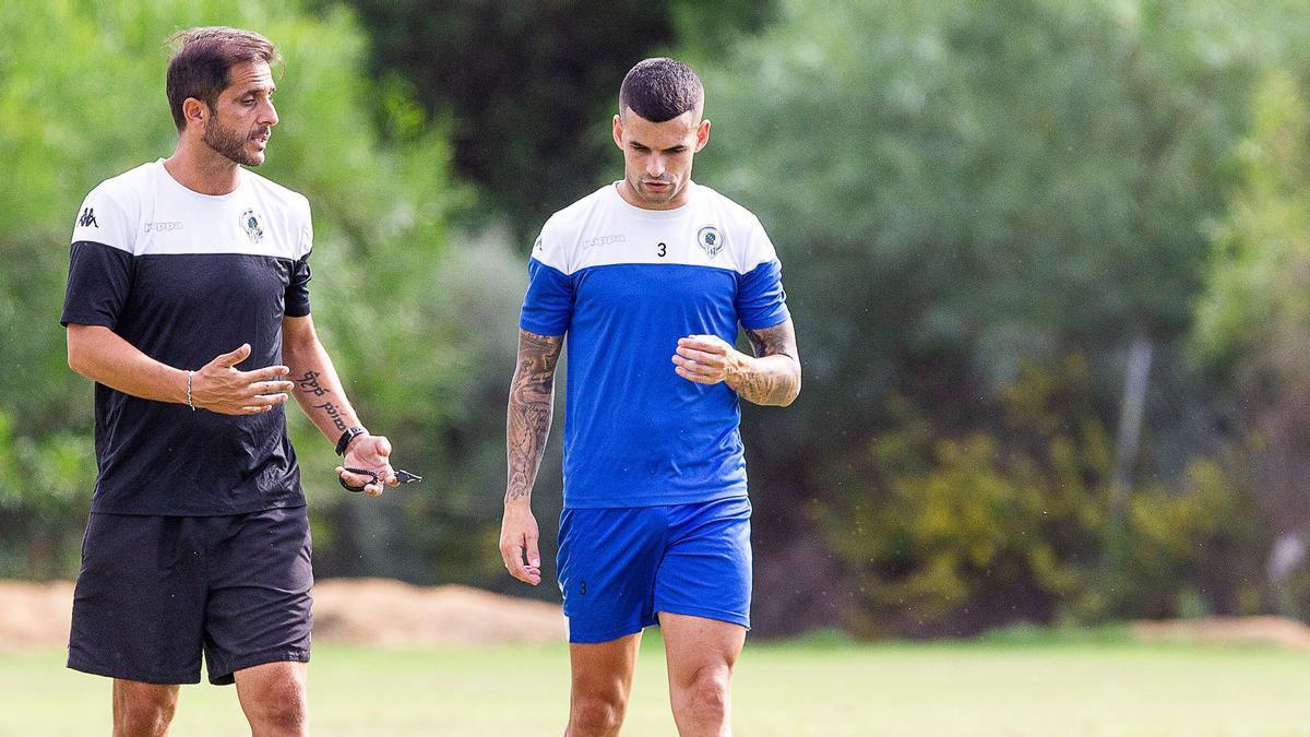 Sergio Mora conversa con Álex Martínez durante el entrenamiento en el campo de Fontcalent.