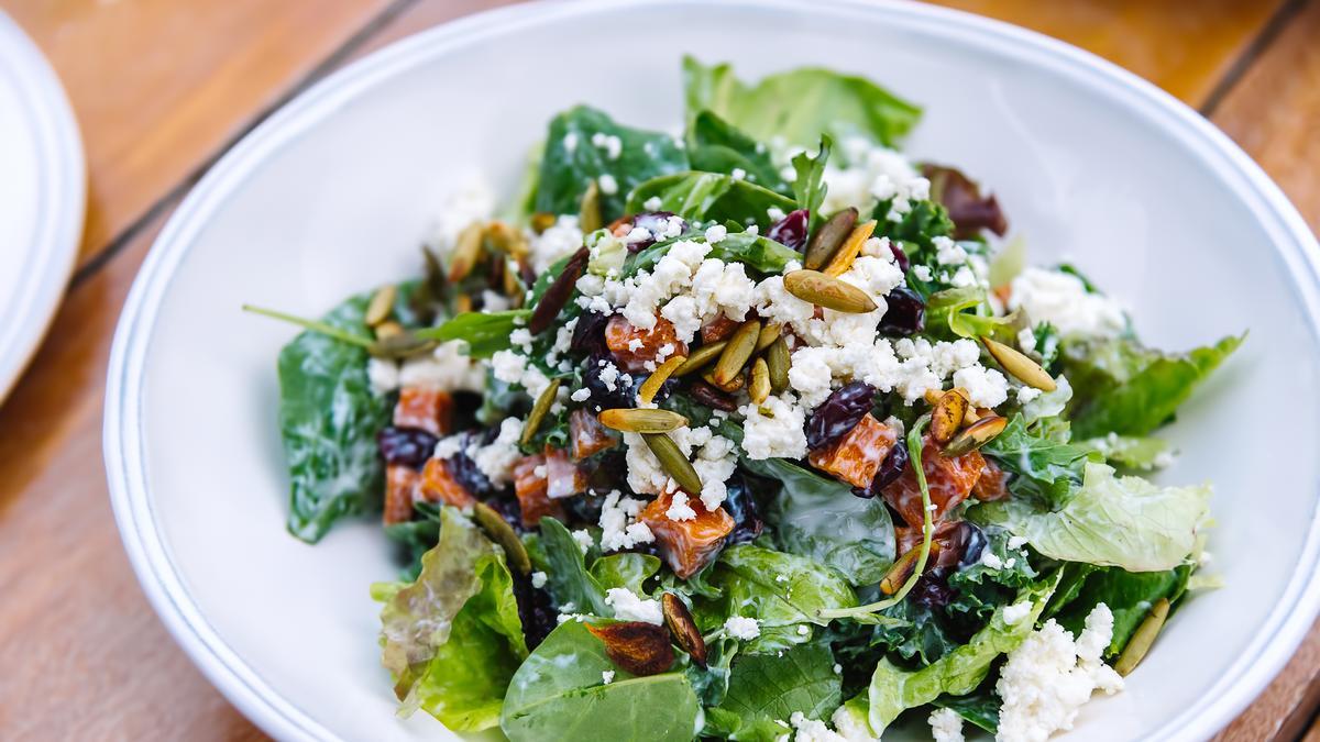 Ensalada de espinacas y queso de cabra.