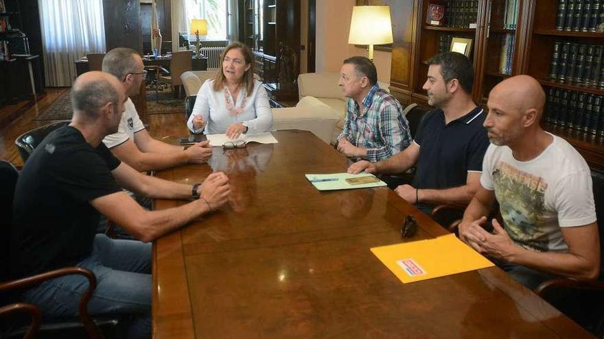 Reunión entre Ana Ortiz y los trabajadores de Elnosa. // Rafa Vázquez