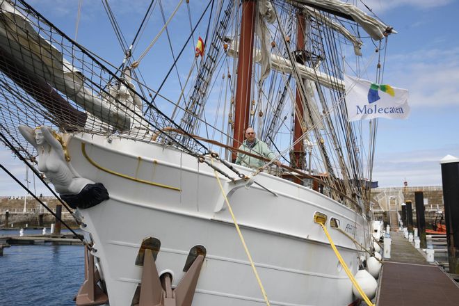 Así es el Aphrodite, el velero de lujo atracado en Gijón (en imágenes)