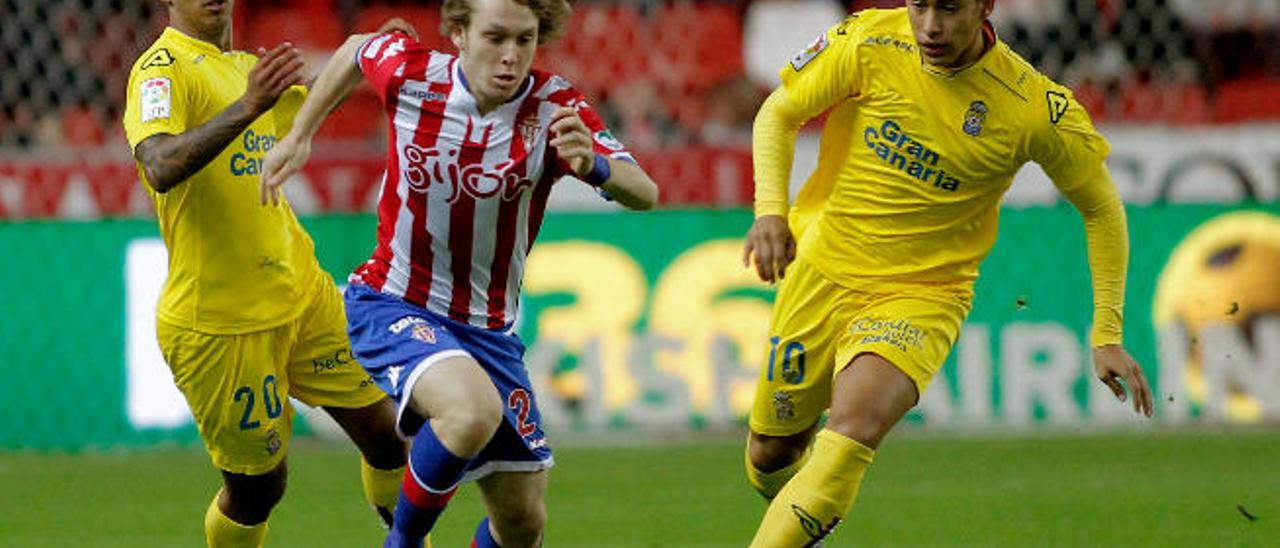 Alen Halilovic se escapa de Viera en el Sporting-UD de la pasada campaña.