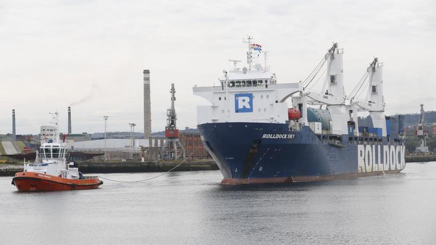 El &quot;Rolldock Sky&quot;, durante la maniobra para salir de la ría.