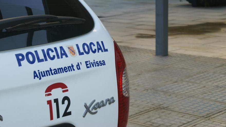 Un vehículo de la Policía Local de Ibiza.