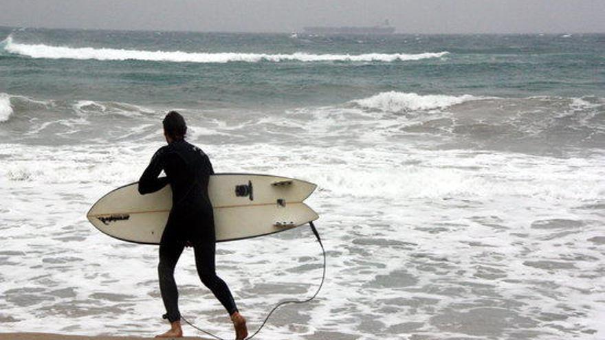 Un surfista a punt d&#039;endinsar-se al mar a Tarragona