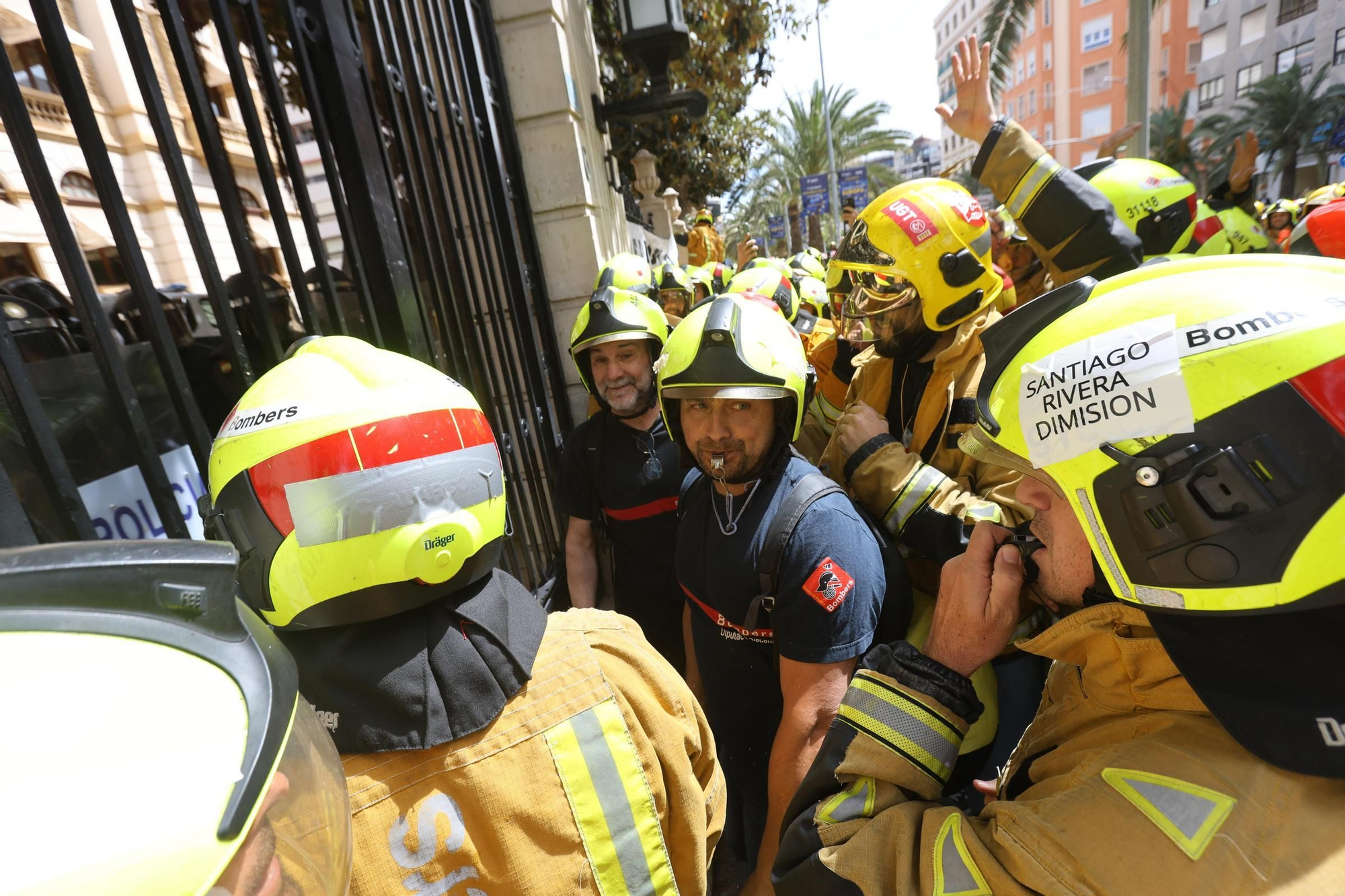 Protesta de los bomberos frente a la Diputación de Alicante