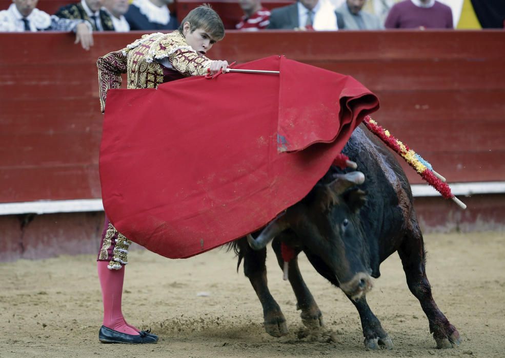 Corrida de toros de la Feria de Fallas con toros de Victoriano del Río-Toros de Cortés para Sebastián Castella, Miguel Ángel Perera y Román.