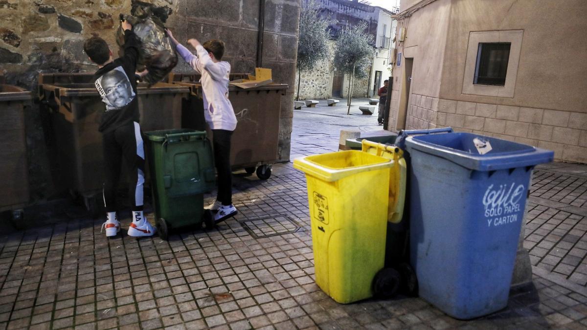 Dos chavales tiran la basura en la zona de San Juan.