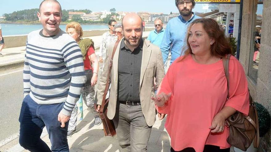 Luis Villares, Marcos Cal (detrás) y otros miembros de En Marea, ayer, en Sanxenxo. // Rafa Vázquez