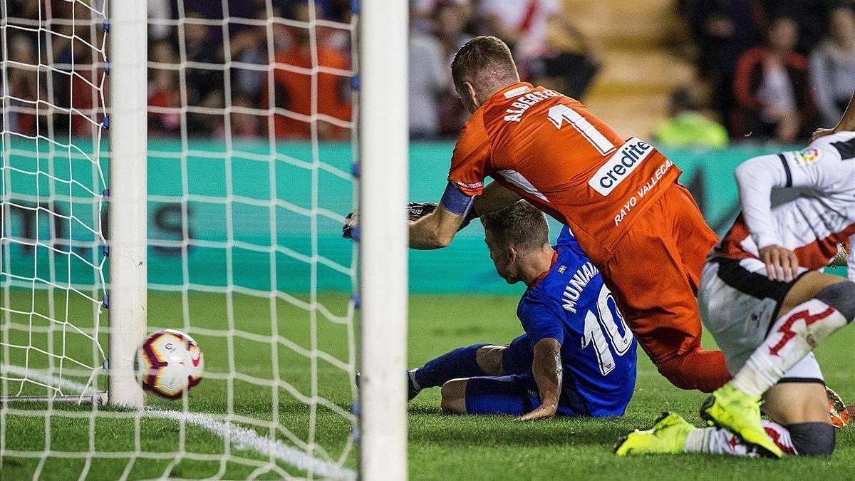 El delantero del Athletic Muniain marca el gol del empate del Athletic en Vallecas