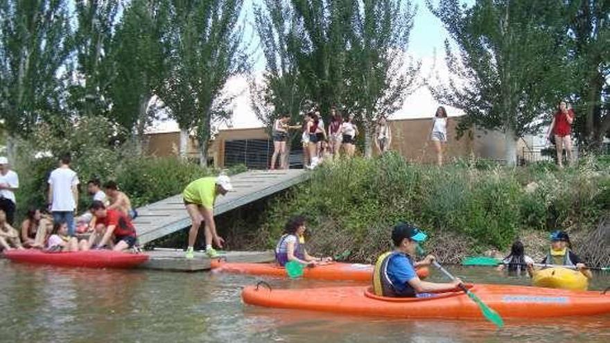 Los alumnos prueban en el mundo del piragüismo.