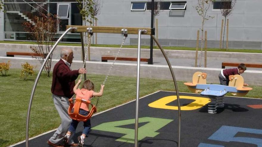 Niños jugando en el parque de A Sardiñeira de A Coruña.