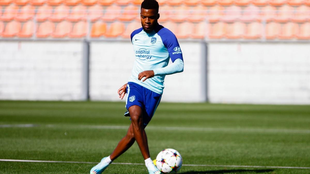 Lemar, ya recuperado, en un entrenamiento