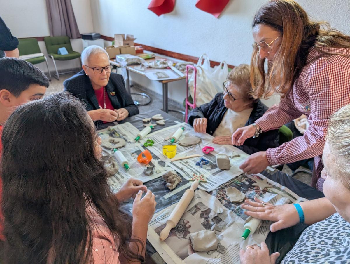Alumnos del colegio Cuba y residentes en el centro de mayores Francisco Casanovas comparten actividades una vez a la semana en Torrevieja