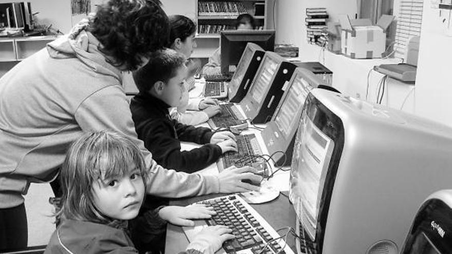 Los niños de Santibáñez  aprenden a manejar el teclado del ordenador