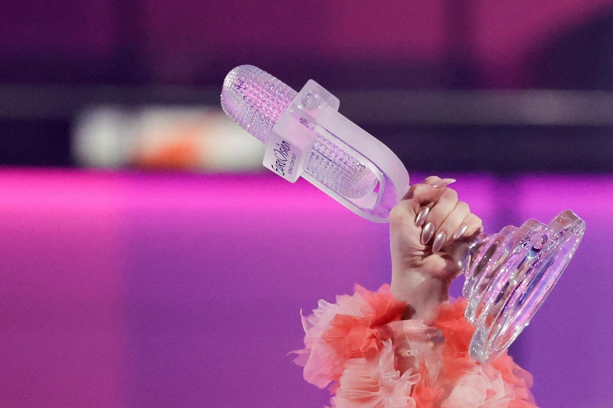 Nemo, representante de Suiza, alza el micrófono de cristal tras proclamarse ganador de Eurovisión 2024.