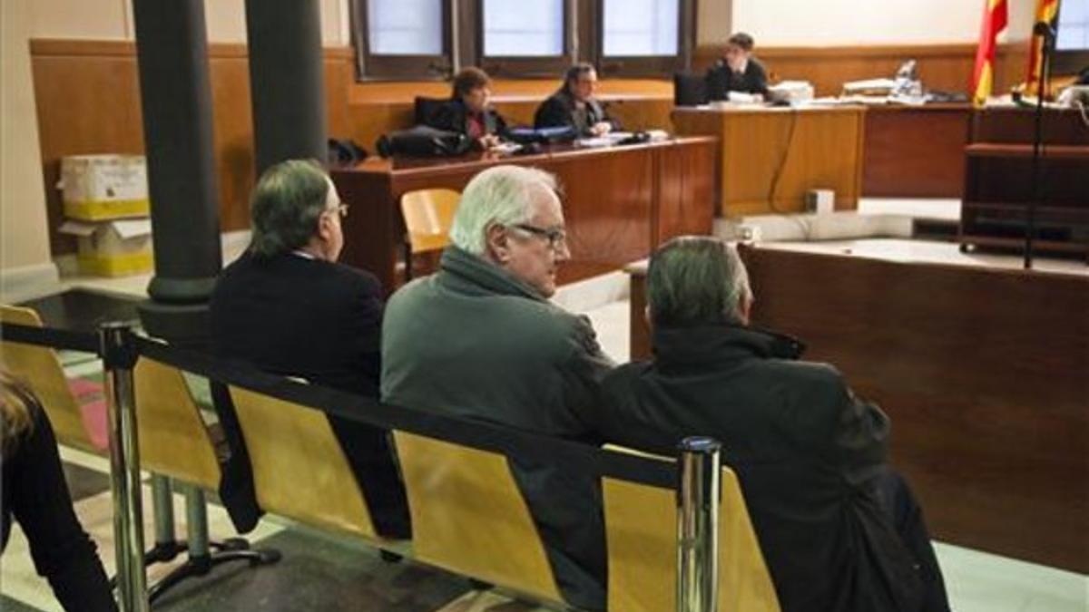 De izquierda a derecha, los expresidentes de FGC Antoni Herce, Enric Roig y Albert Vilalta, este lunes, durante el juicio en la Audiencia de Barcelona.