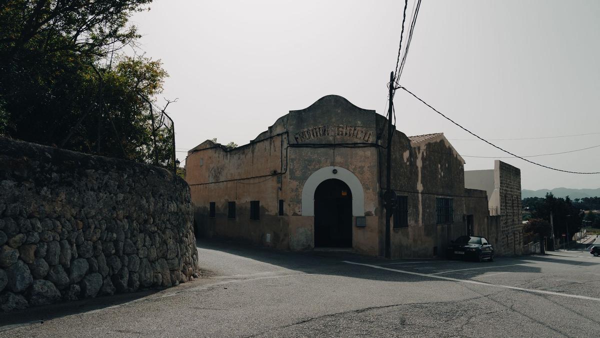 Der Eingang des ehemaligen Sportzentrums Frontó de Sineu.