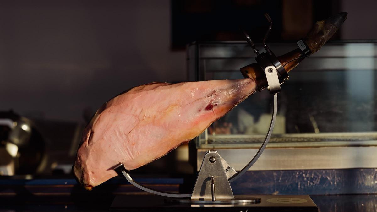 Un jamón, listo para ser cortado en un restaurante de Bangkok.