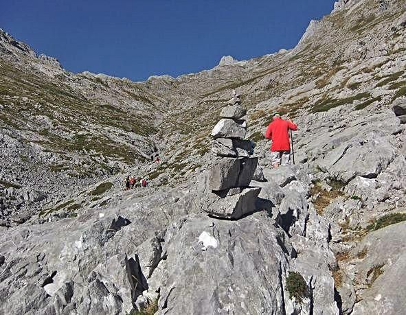 Un tramo de la ascensión, a veces  pisando tierra, y otras, el lapiaz calizo.