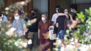 La familia de Juan Marsé, tras la ceremonia fúnebre del escritor.