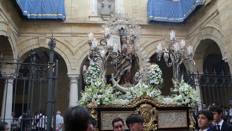 Instante de la salida de la procesión de la Virgen de la Aurora.