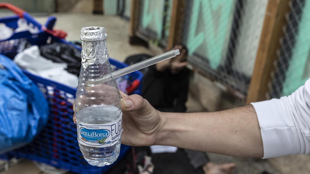 Barcelona 9/11/2022 Droga en el Raval Agentes de la unidad de la Guardia Urbana GDU muestran la pipa fabricada con una botella de plástico para fumar crack de un toxicómano en la calle Arc del Teatre Foto de Ferran Nadeu