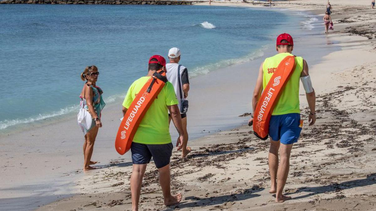 Vigilantes en la playa de los Locos de Torrevieja.  | TONY SEVILLA