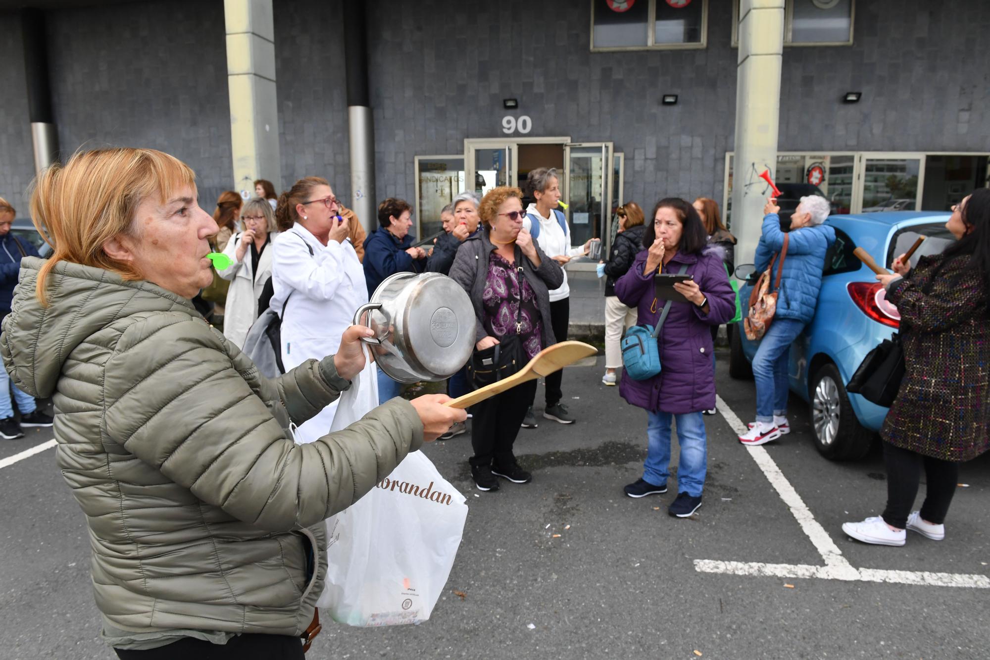 Cacerolada de trabajadoras de Axuda no Fogar