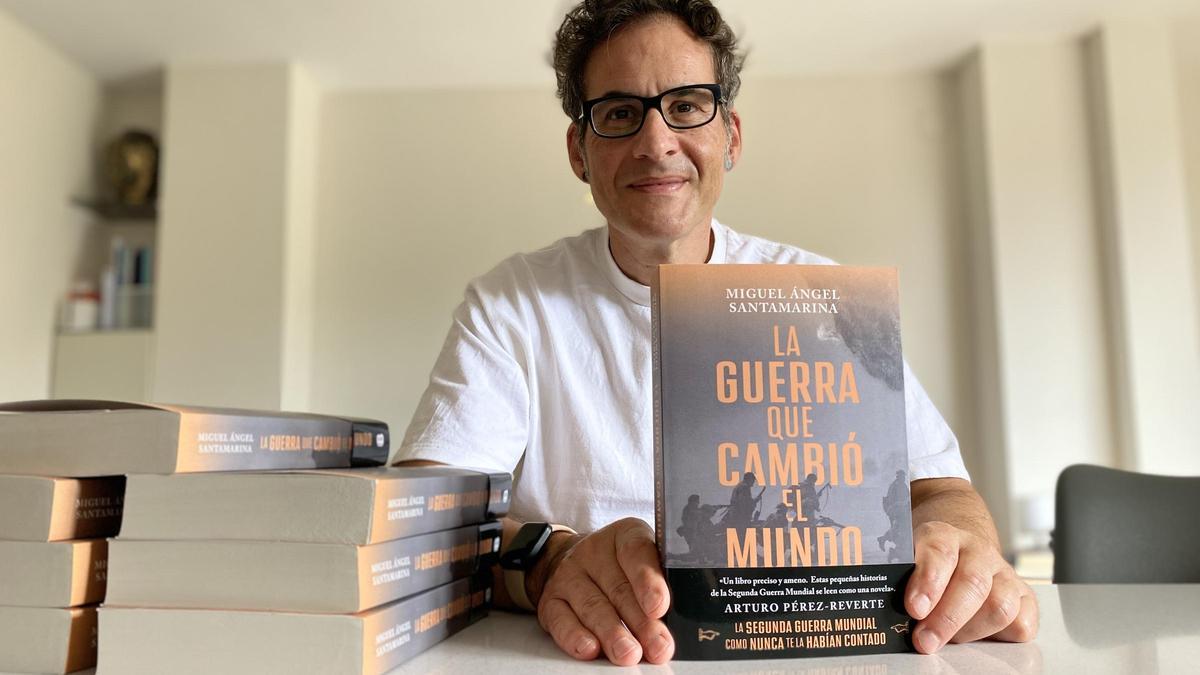 Santamarina junto a su libro "La guerra que cambió el mundo"