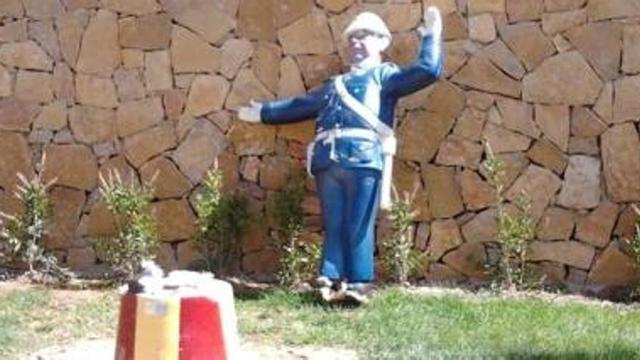 La escultura del Sargento Moquillo fue la primera víctima de los vándalos tras la inauguración de la remodelación del parque de la ladera del Monte Tossal. Dos semanas después de su apertura apareció destrozada. El Consistorio trabaja para reponerla.