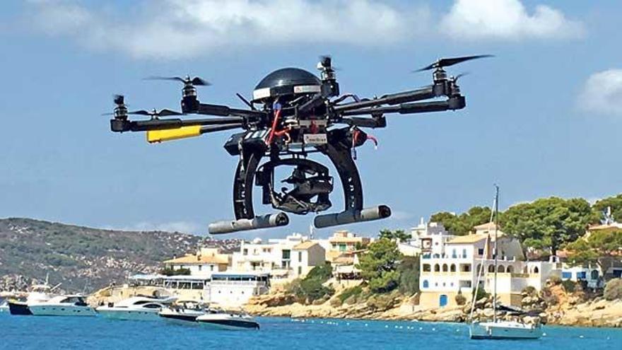 Imagen de un dron aéreo sobrevolando las aguas de la localidad de Sant Elm.