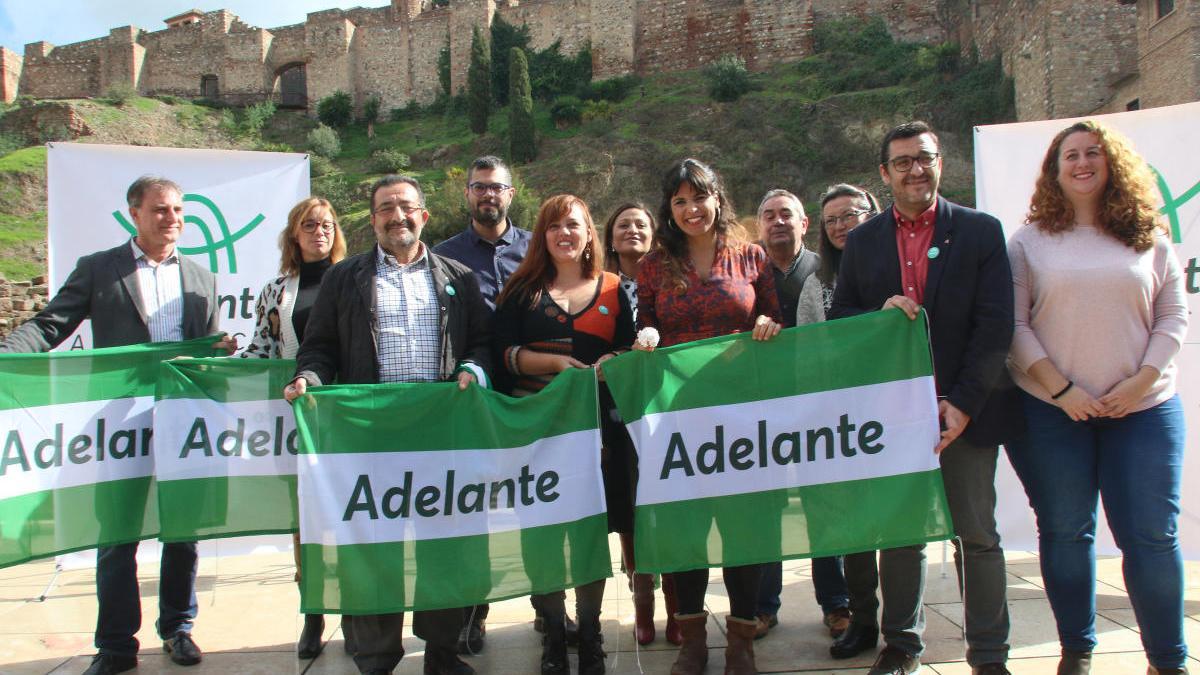 Teresa Rodríguez, rodeada hace un año y medio por Vanessa García y Guzmán Ahumada, durante la presentación en la malagueña calle Alcazabilla de la candidatura de Adelante a la Junta de Andalucía.