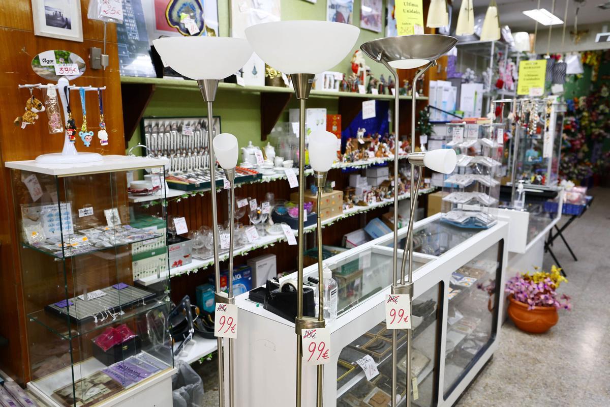 Regalos Izquierdo-Tello,  la tienda de toda la vida que dice adiós al barrio de Torrero: "Estamos aquí desde que se vendía a la antigua"