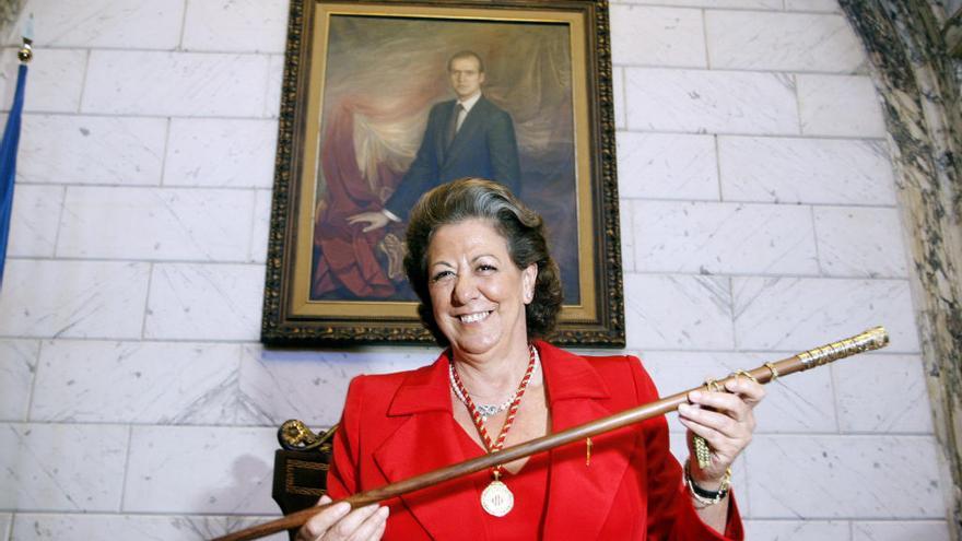 Rita Barberá, en 2007, muestra el bastón de mando.