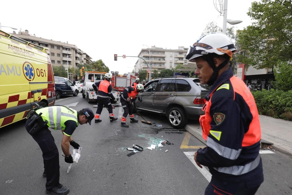 Rescatan al conductor de un coche volcado en la calle Eusebio Estada de Palma