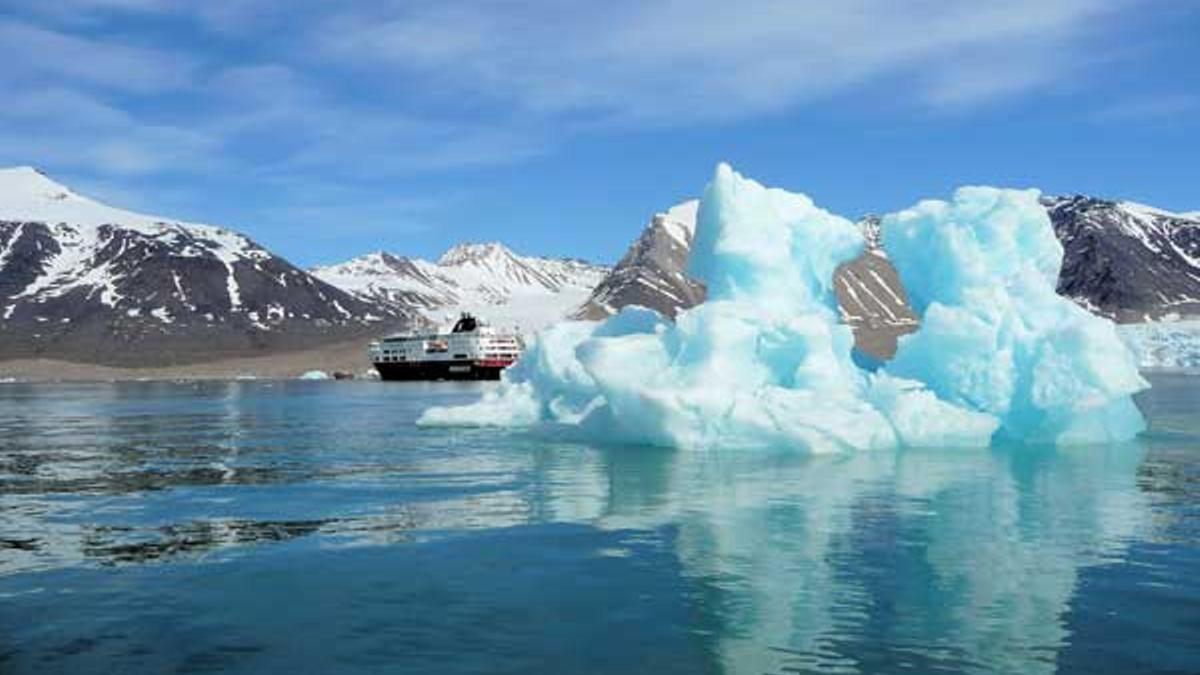 el &quot;MS Fram&quot; de Hurtigruten surcando el Océano Ártico.