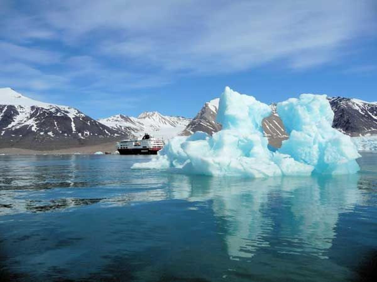 el &quot;MS Fram&quot; de Hurtigruten surcando el Océano Ártico.