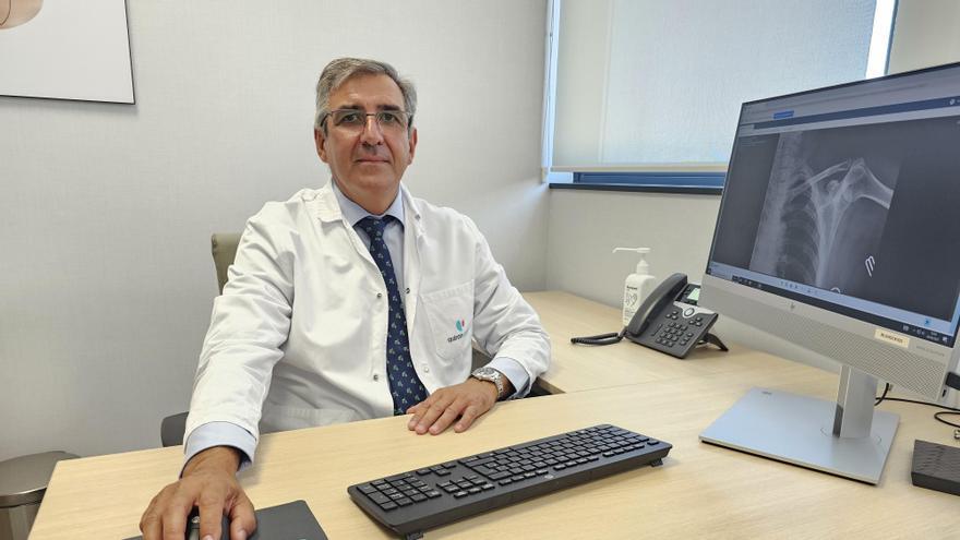 Dr. Rafael López Arévalo, jefe de Traumatología en Quirónsalud Málaga