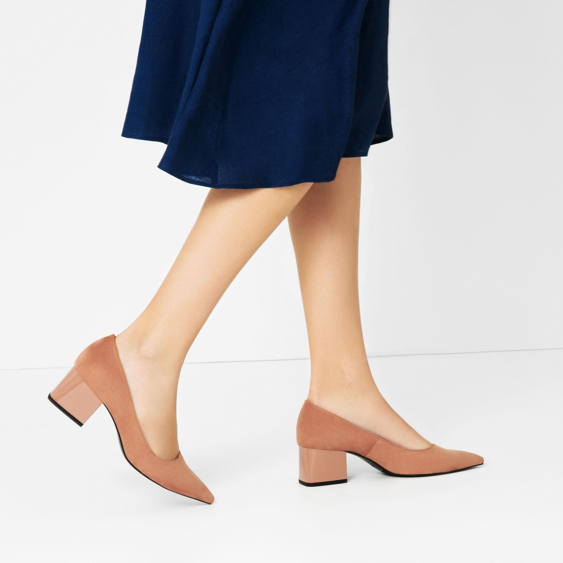 Zapatos con tacón ancho efecto charol de Zara (19,95 euros)