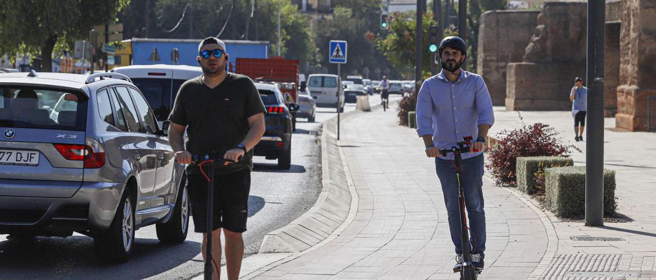 Dos usuarios circulan en patinete eléctrico por Córdoba.